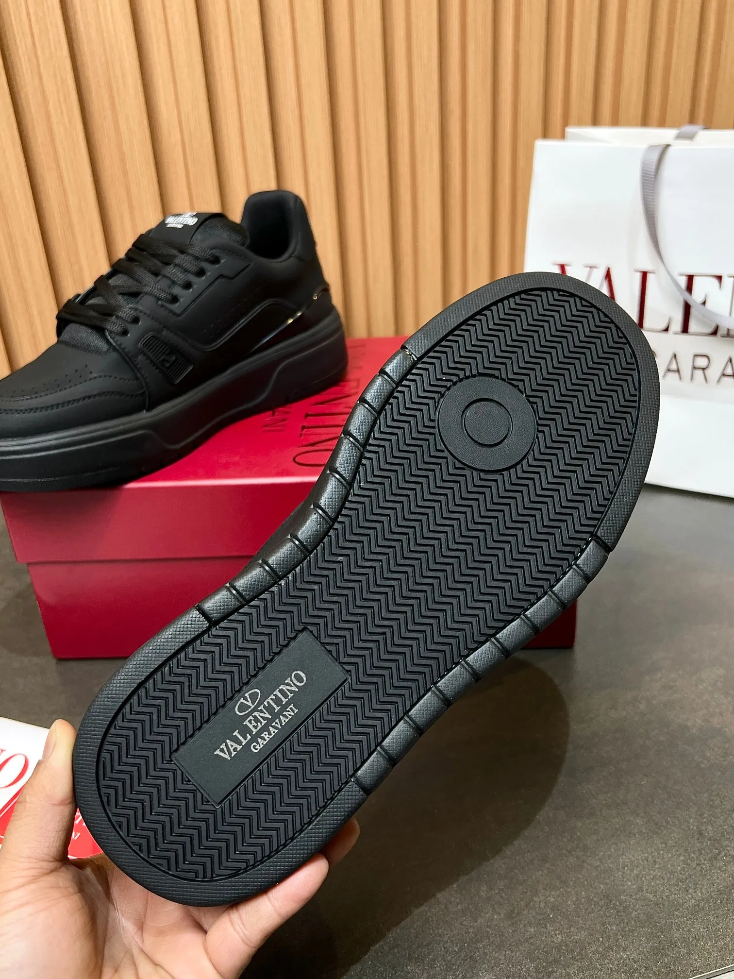👟👟Ex-factory price 680👟👟 𝑽𝒂𝒍𝒆𝒏𝒕𝒊𝒏𝒐Valentino 𝑶𝒏𝒆𝑺𝒕𝒖𝒅 Couple's sneaker series Valentino 2025 latest couple's sneakers same style for celebrities Hot sale. The original ZP was purchased and dismantled. Repeated printing and modification. Trying to restore the original version 1:1! Top luxury masterpiece, soft and comfortable, combining fashion and leisure, bringing excellent and elegant texture and excellent on-foot comfort. Top purchasing version upper: imported calfskin surface/original oil edge craftsmanship. Lining: water-dyed cowhide lining. Outsole: original development 𝐓𝐏𝐔 two-color combination outsole. Packaging: original configuration complete package. Code number: 34-44